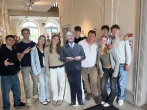 Schnurrbart, Kniefall & Kamera läuft: Das Nobelpreis-Projekt!